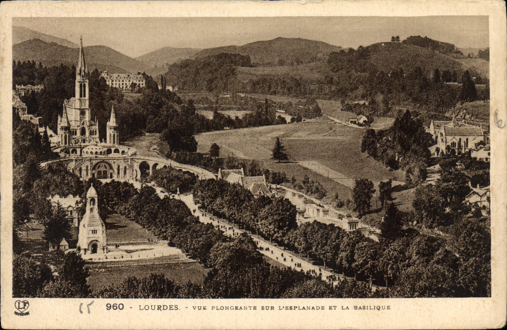 CPA Lourdes vue Plongeante sur l'Esplanade et la Basilique 