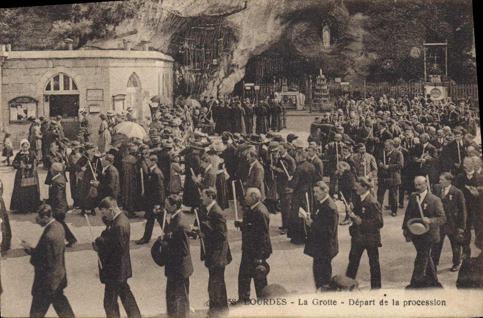 CPA Lourdes la Grotte Depart de la Procession 