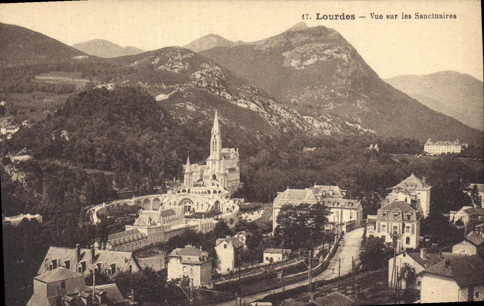 CPA Lourdes vue sur les Sanctuaires 