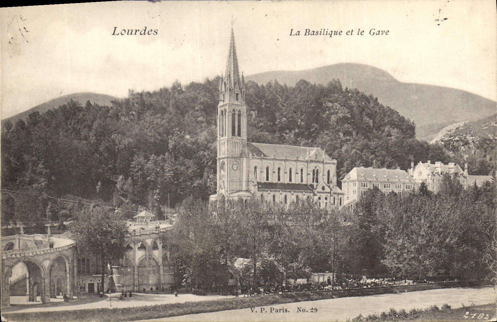 CPA Lourdes la Basilique et le Gave 