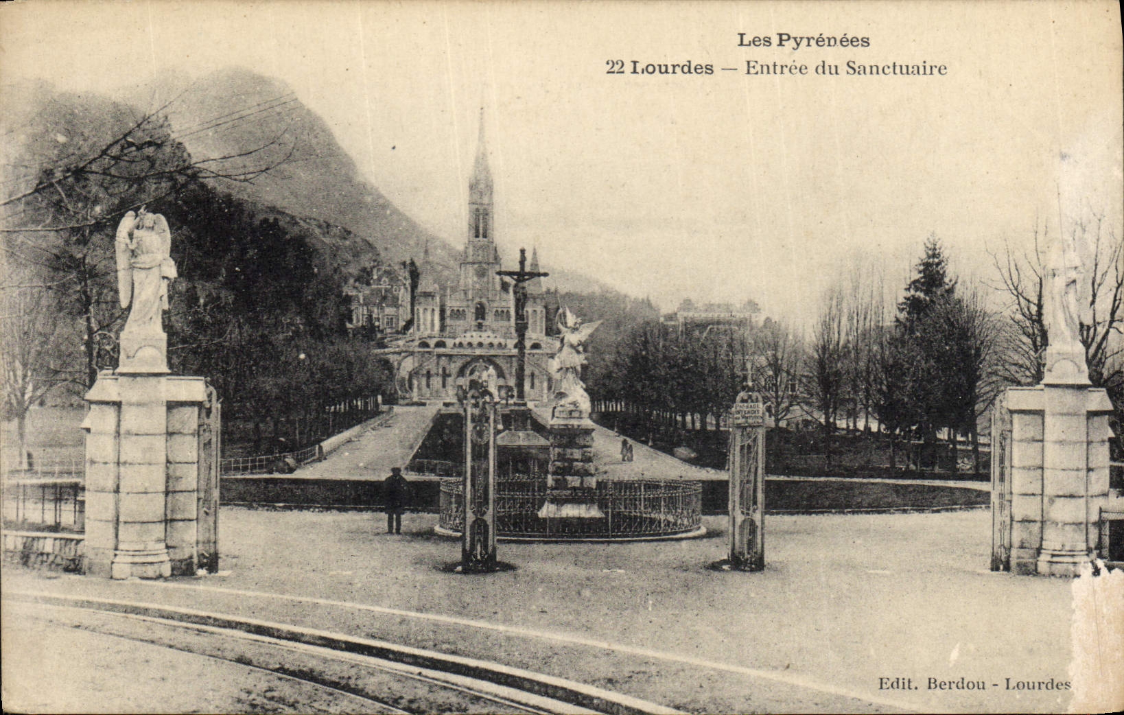 CPA Les Pyrenees Lourdes Entree du Sanctuaire 