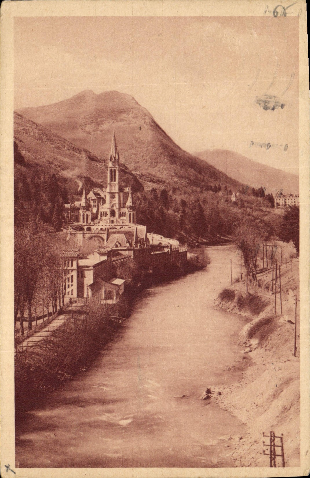 CPA Lourdes la Basilique et le Gave 