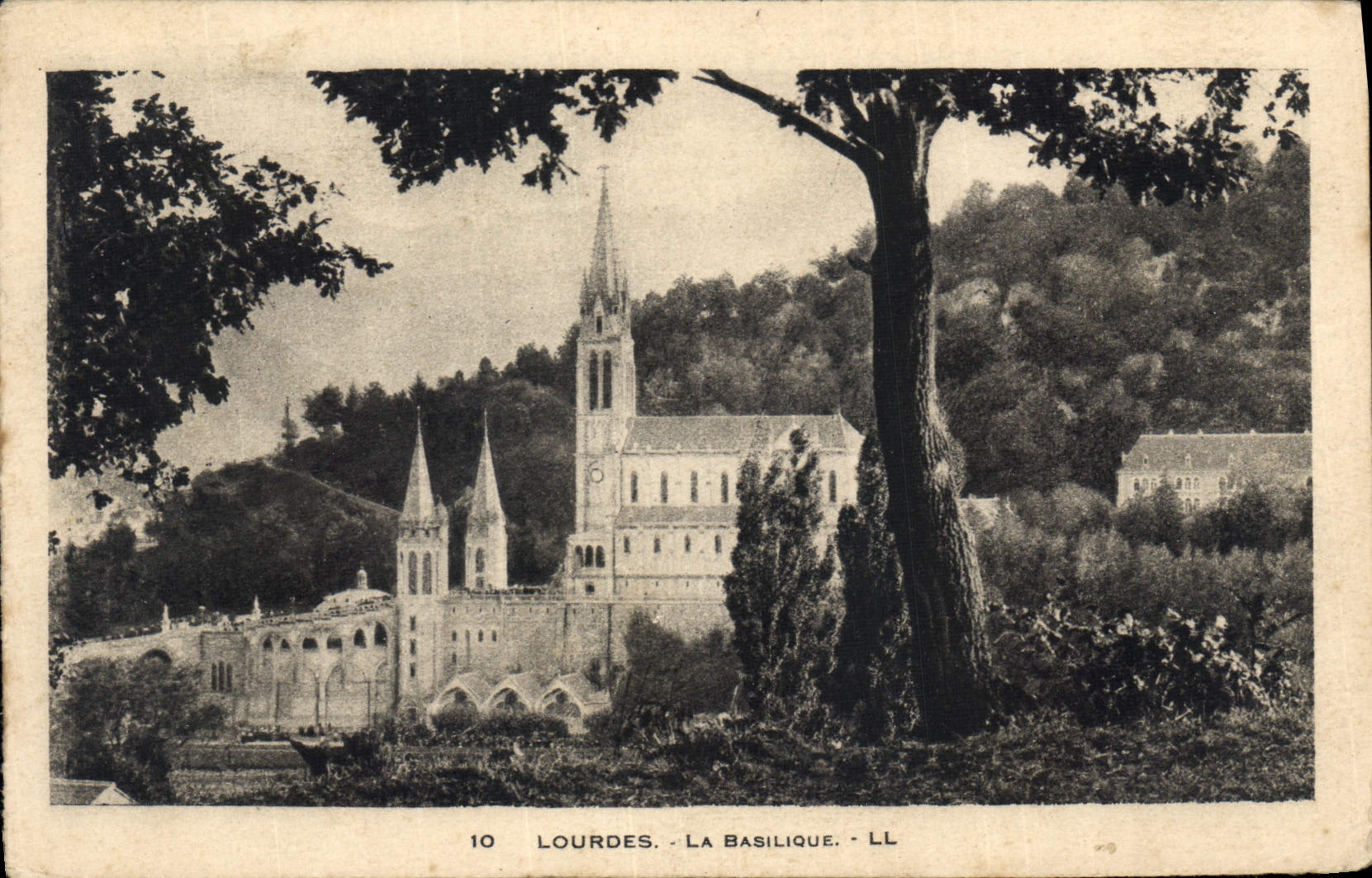 CPA Lourdes la Basilique 