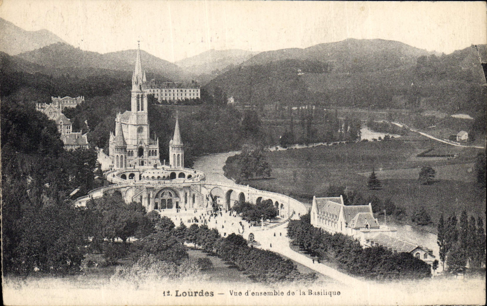 CPA Lourdes vue d'ensemble de la Basilique 