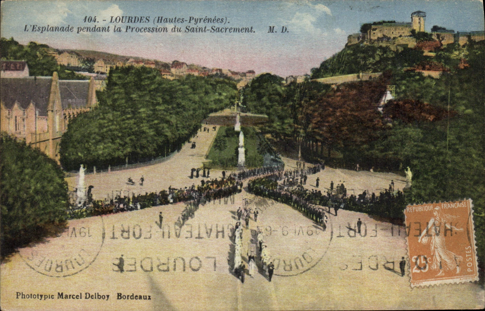 CPA Lourdes Hautes Pyrenees l'Esplanade pendant la Procession du Saint Sacrement 
