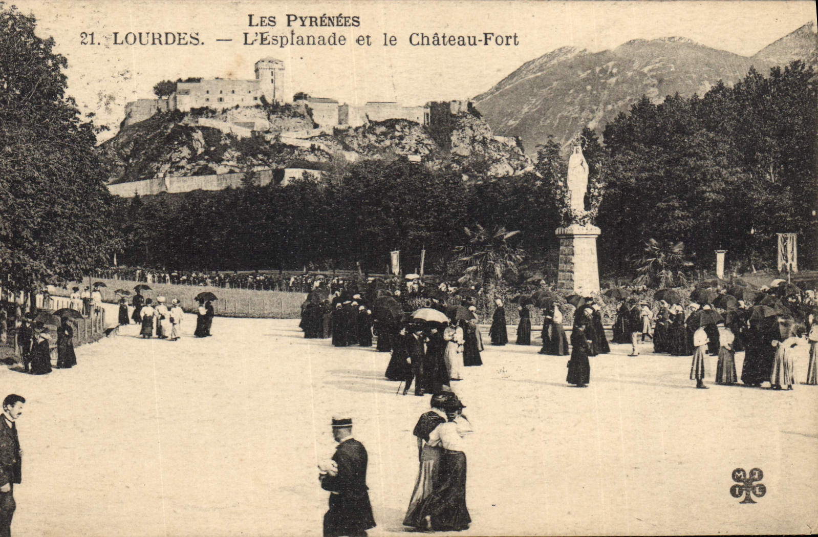 CPA Les Pyrenees Lourdes l'Esplanade et le Chateau Fort 