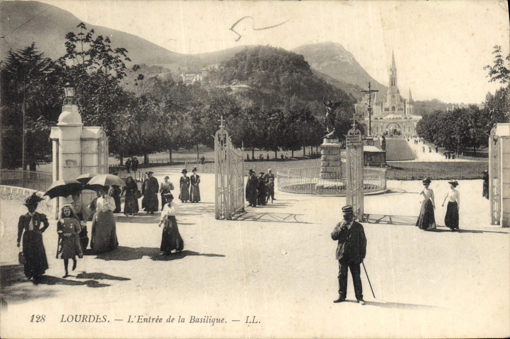 CPA Lourdes l'Entree de la Basilique 