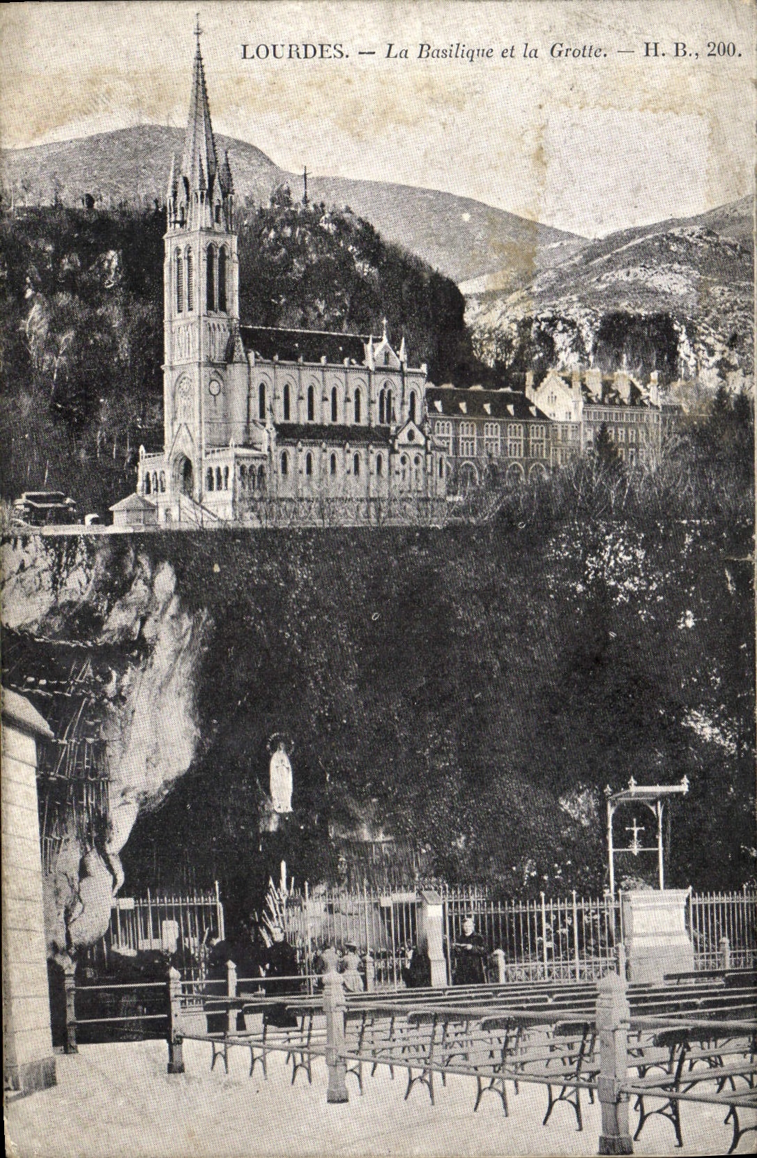CPA Lourdes la Basilique et la Grotte 