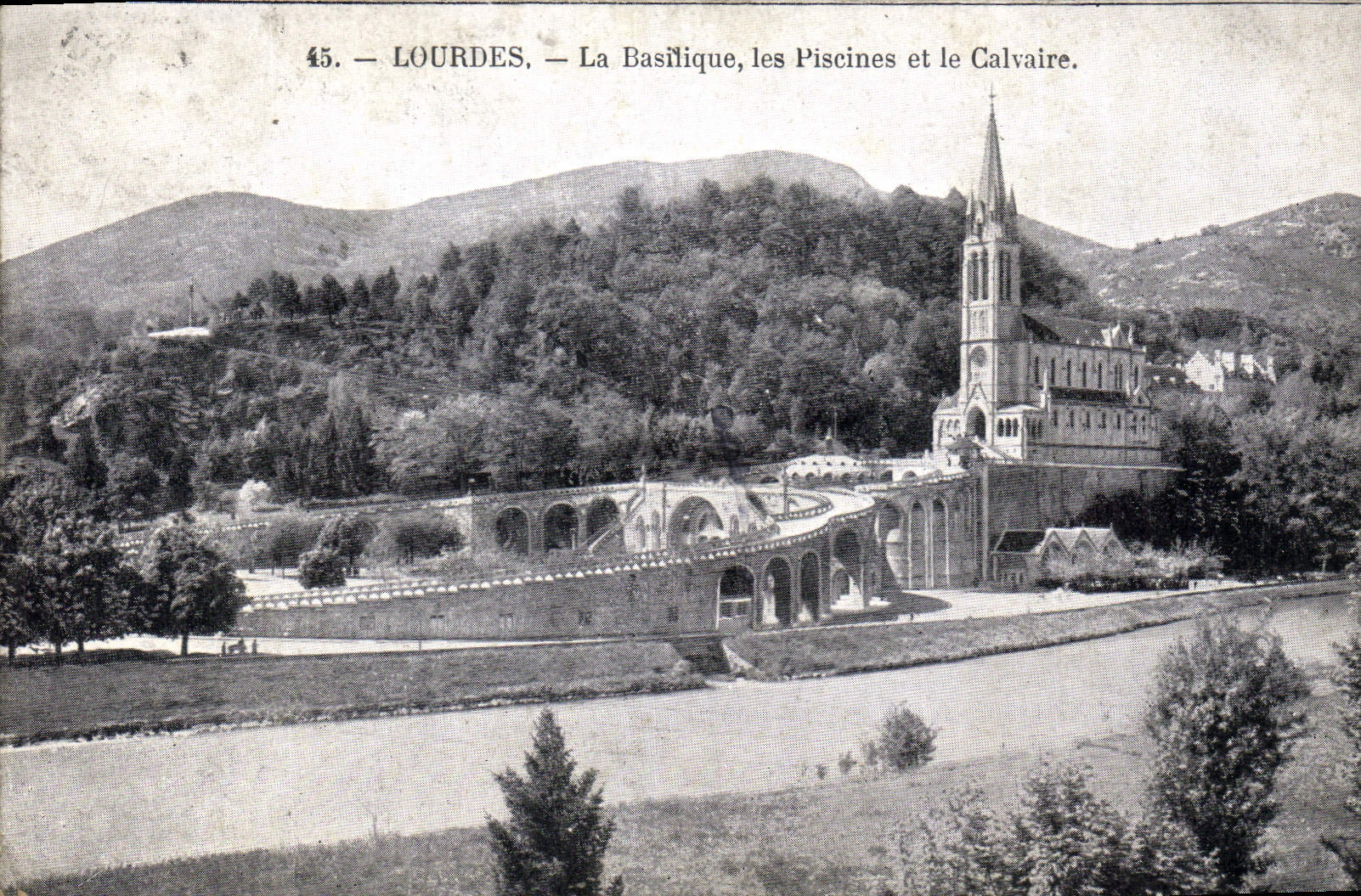 CPA Lourdes la Basilique les Piscines et le Calvaire 