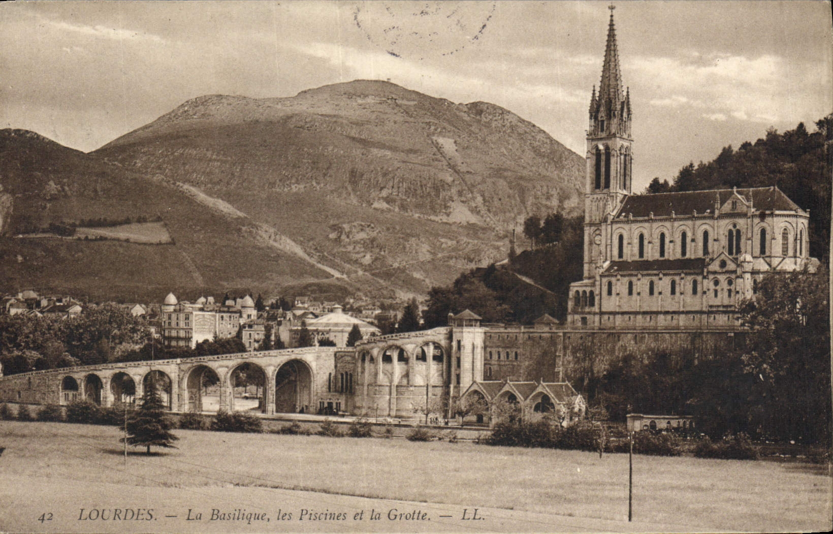 CPA Lourdes la Basilique les Piscines et la Grotte 