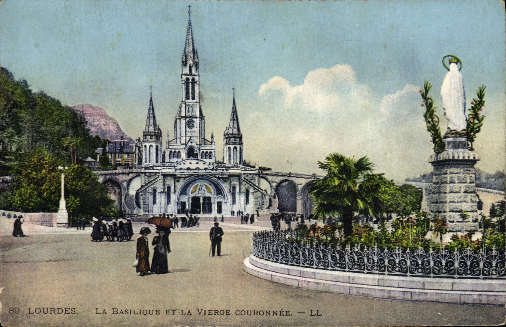 CPA Lourdes la Basilique et la Vierge Couronnee 