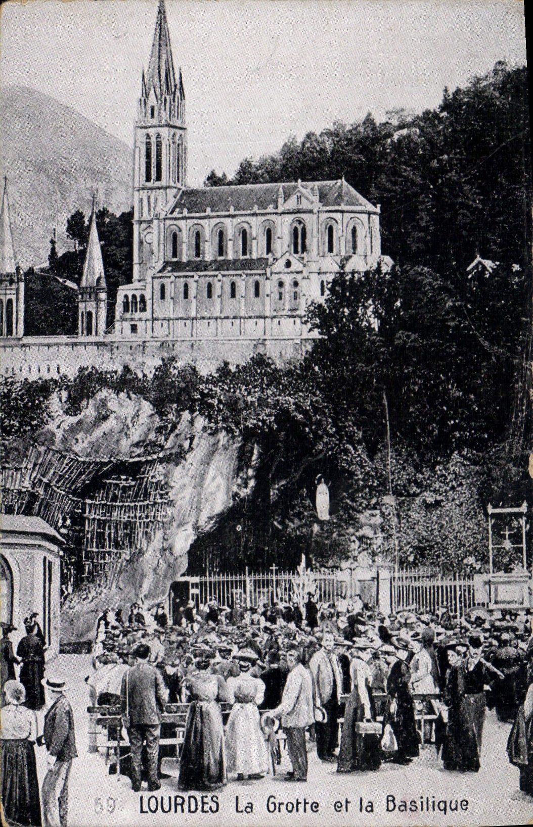 CPA Lourdes la Grotte et la Basilique 