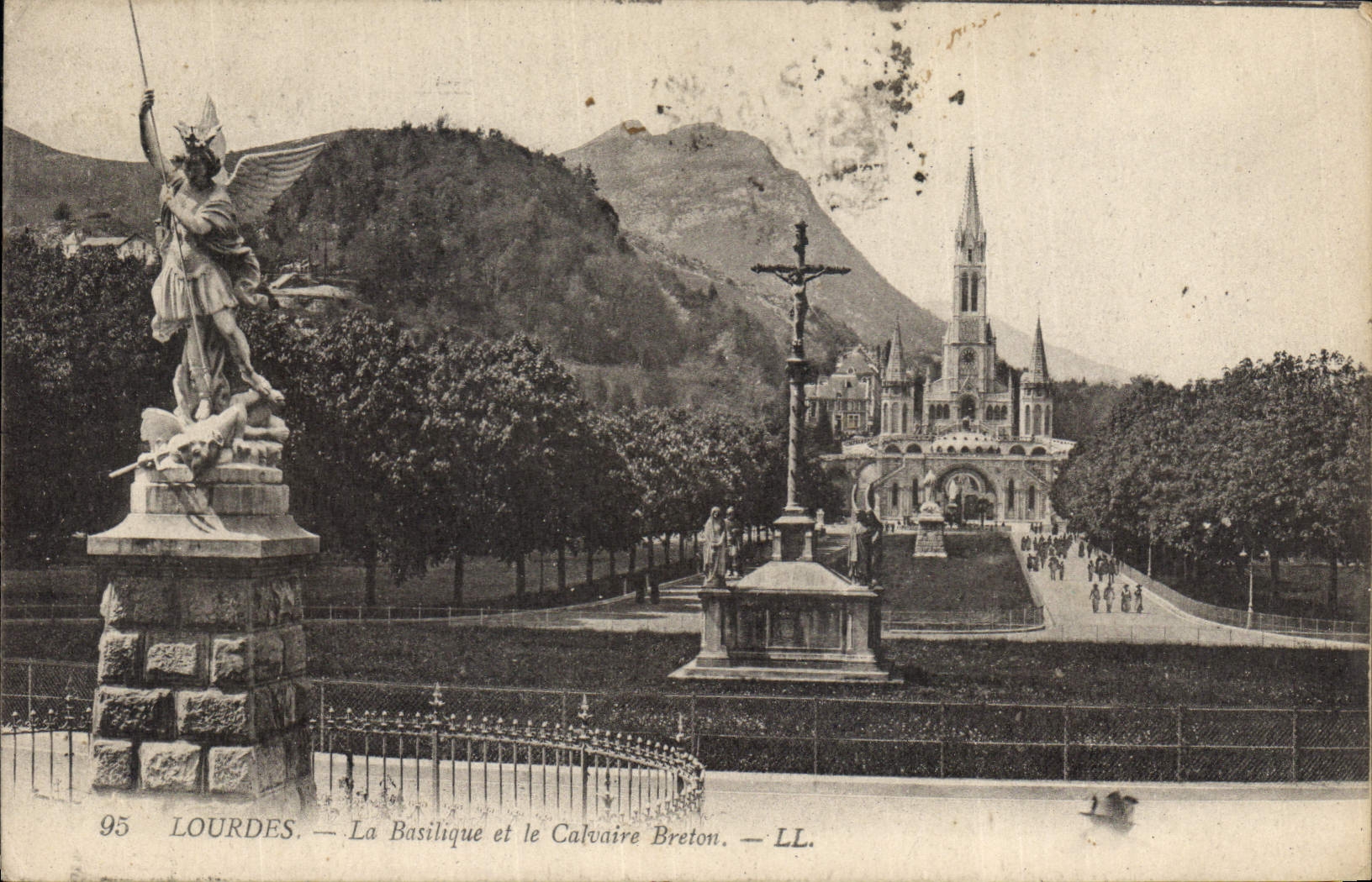 CPA Lourdes la Basilique et le Calvaire Breton 