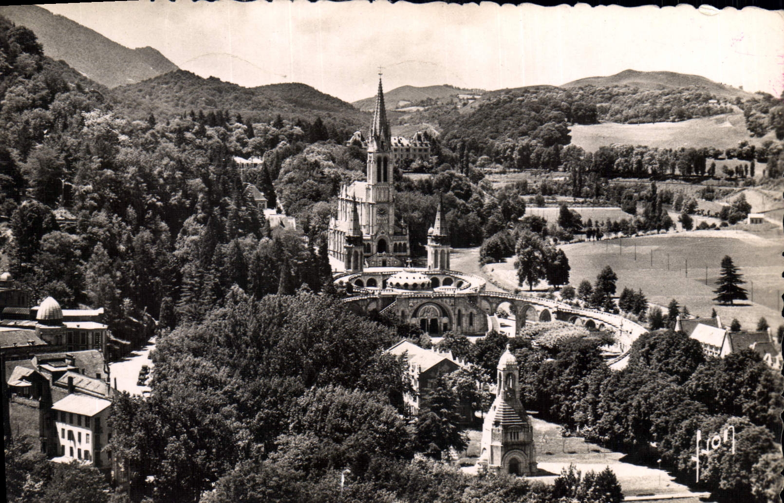 CPA Lourdes Htes Pyrenees Vue generale de la Basilique 