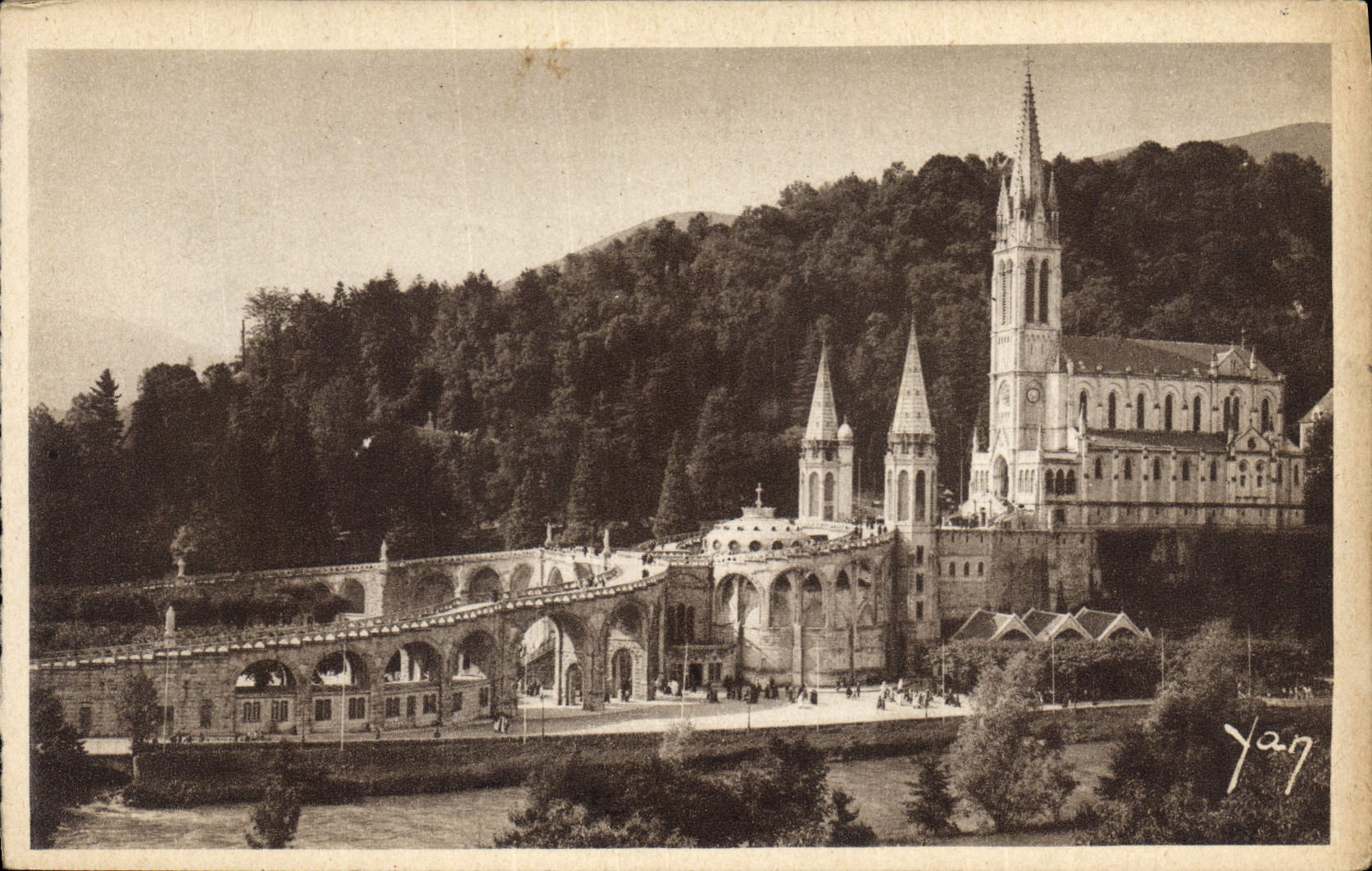 CPA Lourdes La Basilique et le Calvaire 