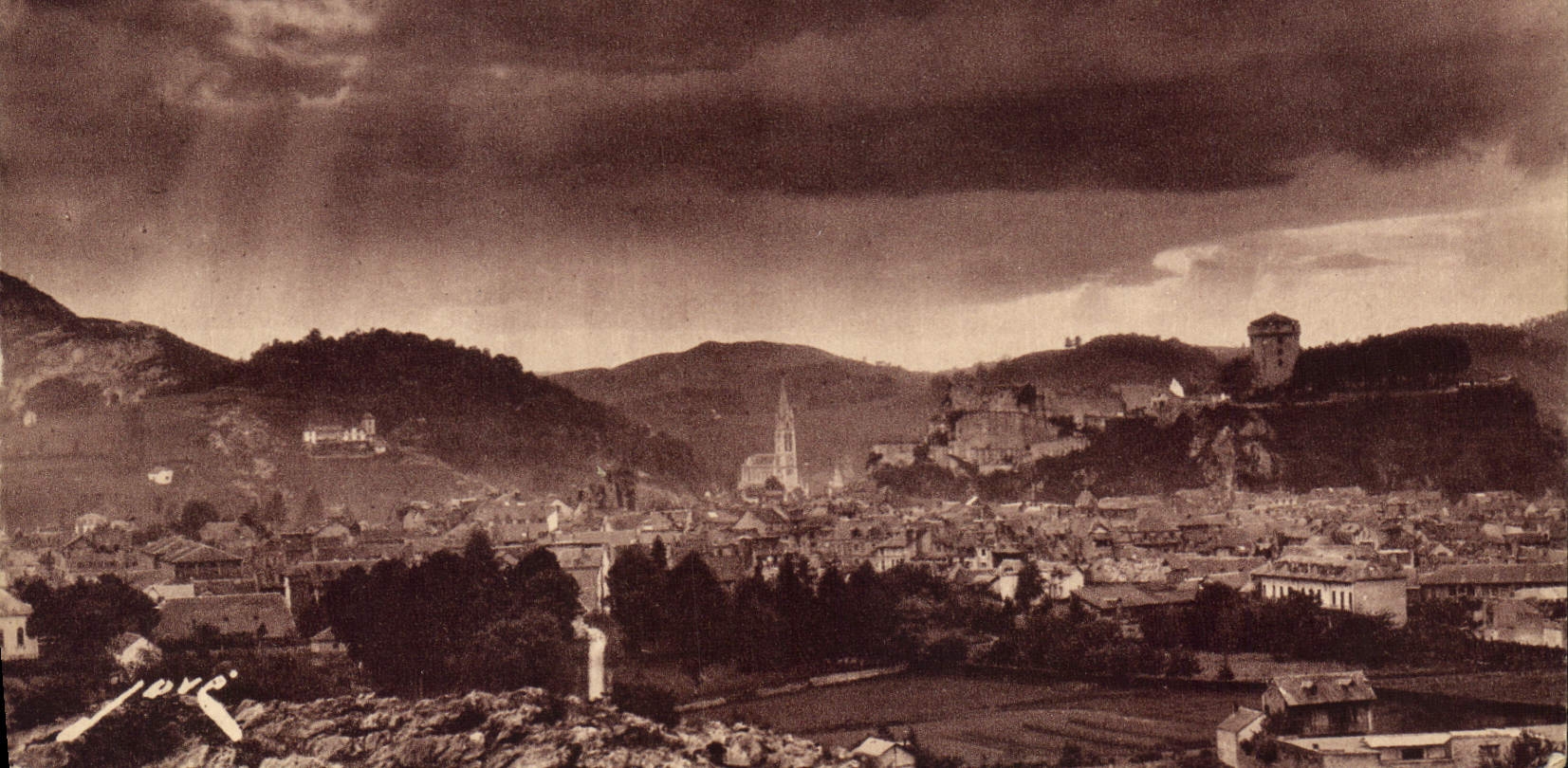 CPA Toute la France Lourdes H P Vue d'ensemble de la Ville le Chateau et la Basilique 