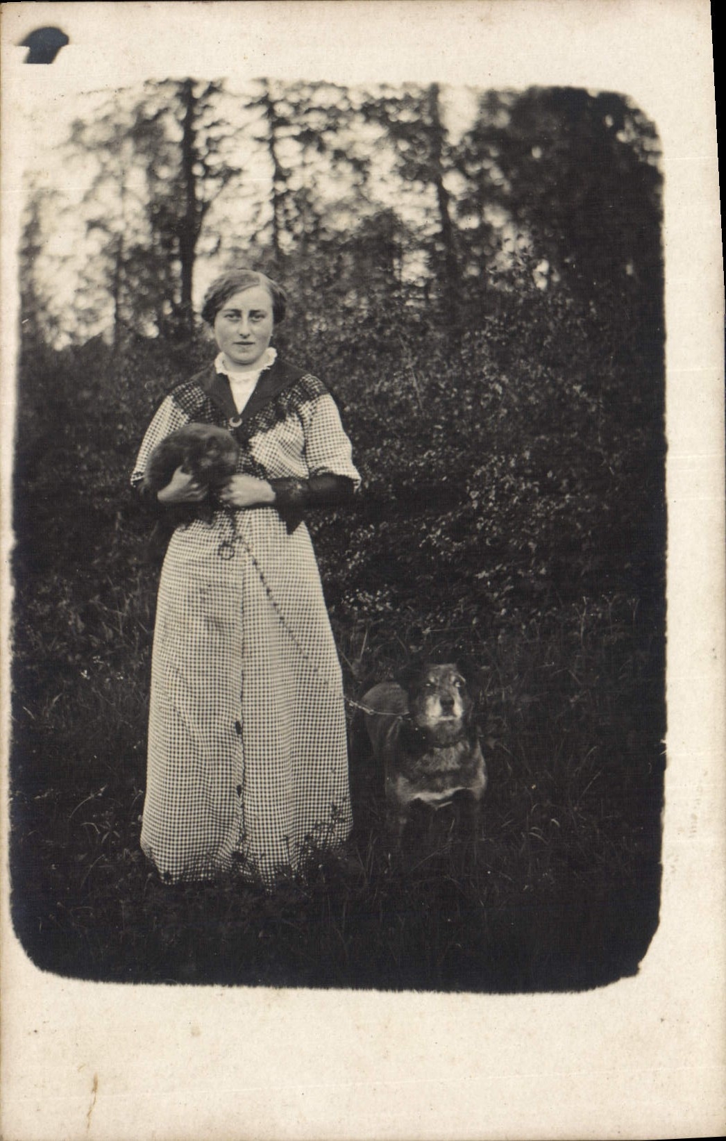 CARTE PHOTO Femme Chien