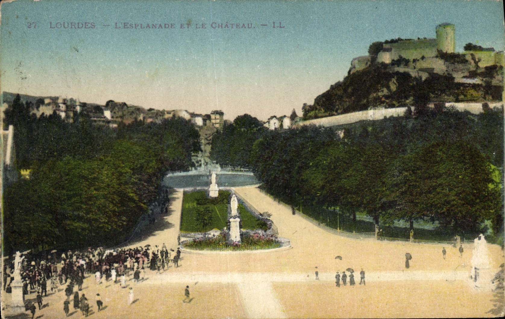 CPA Lourdes l'Esplanade et le Chateau 