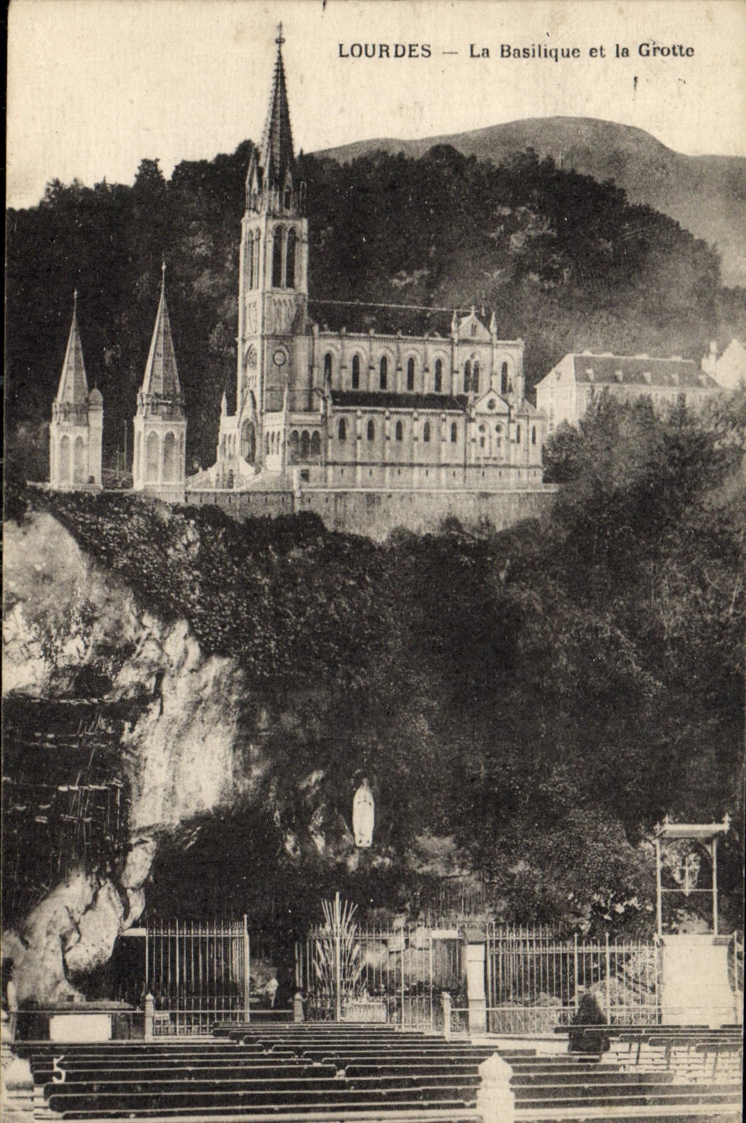 CPA Lourdes La Basilique et la Grotte 