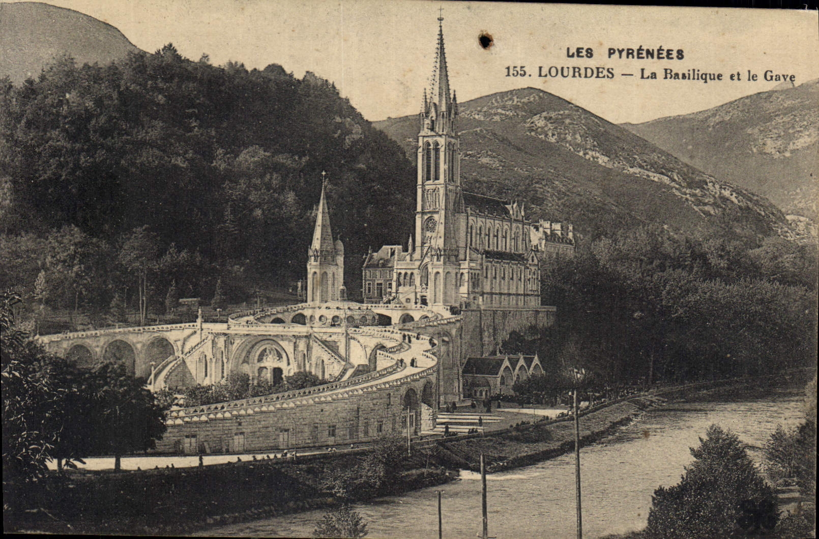 CPA Les Pyrenees Lourdes La Basilique et le Gave 