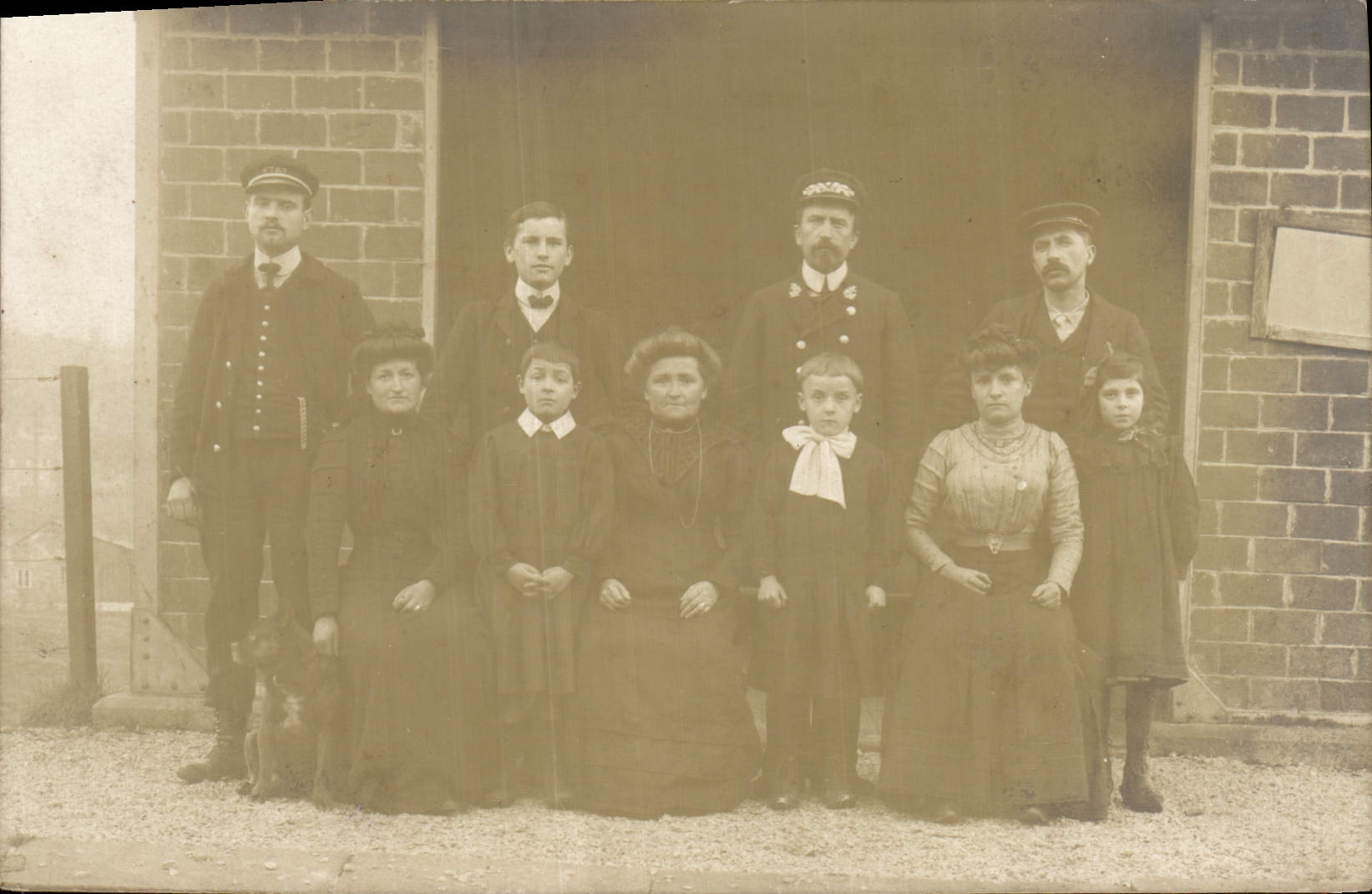 CARTE PHOTO Femmes Famille Militaria