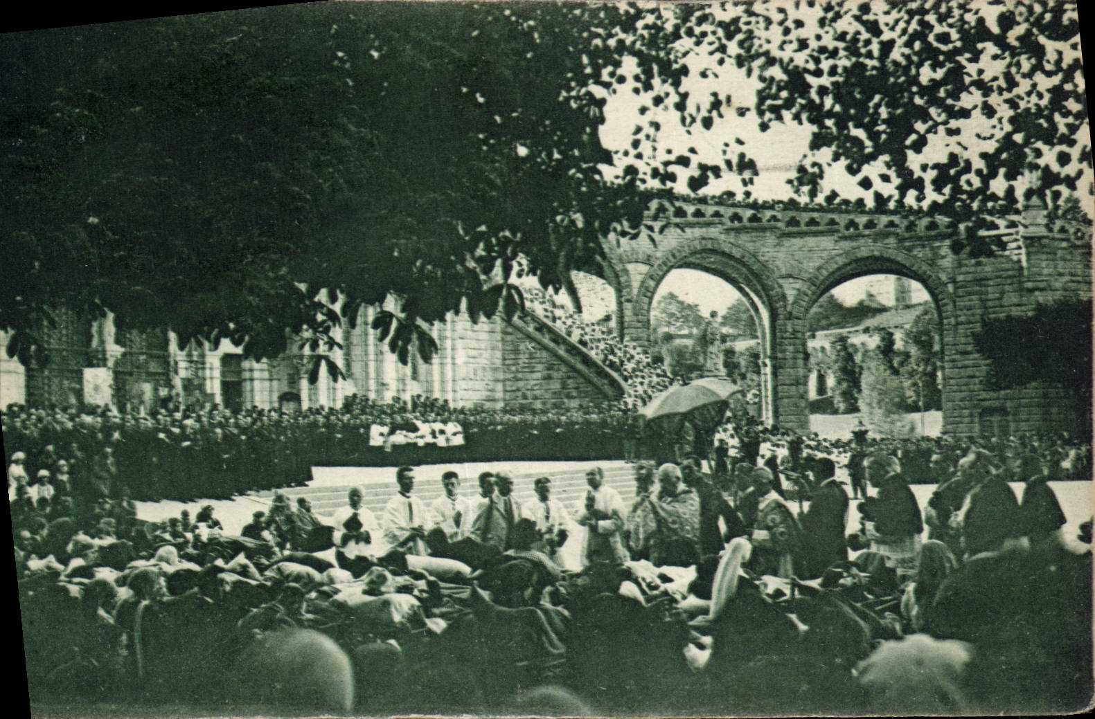 CPA Lourdes Hautes Pyrenees La Benediction des Malades pendant la Procession