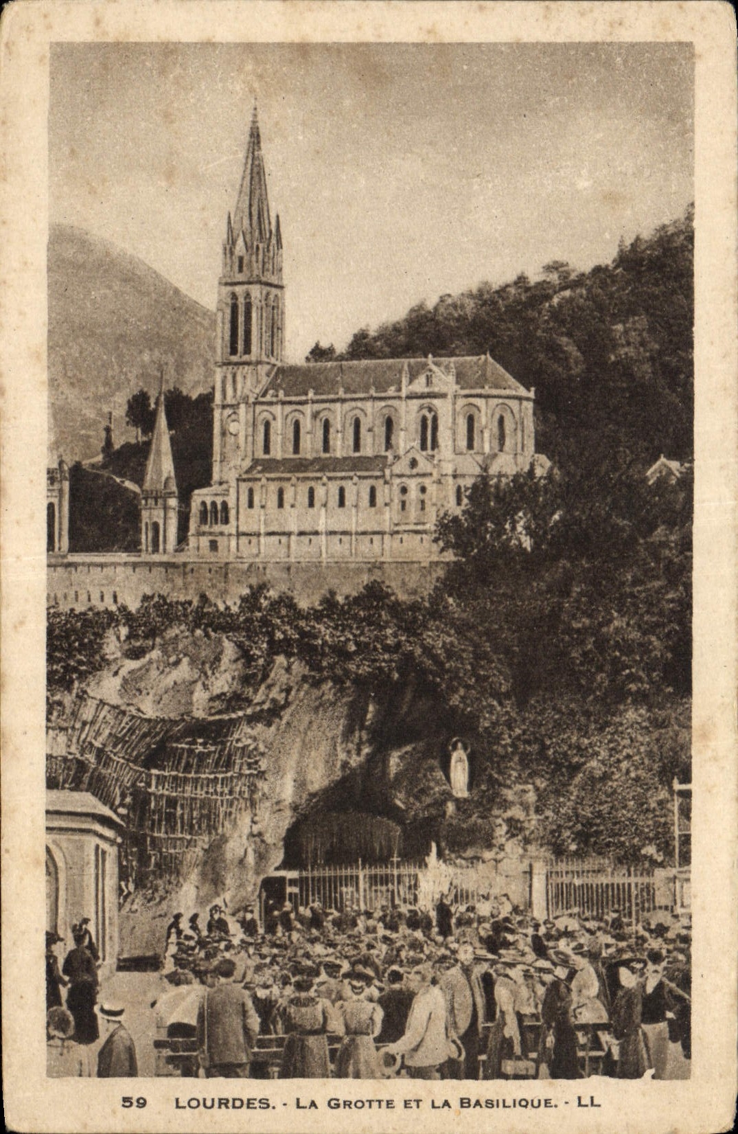 CPA Lourdes La Grotte et la Basilique 