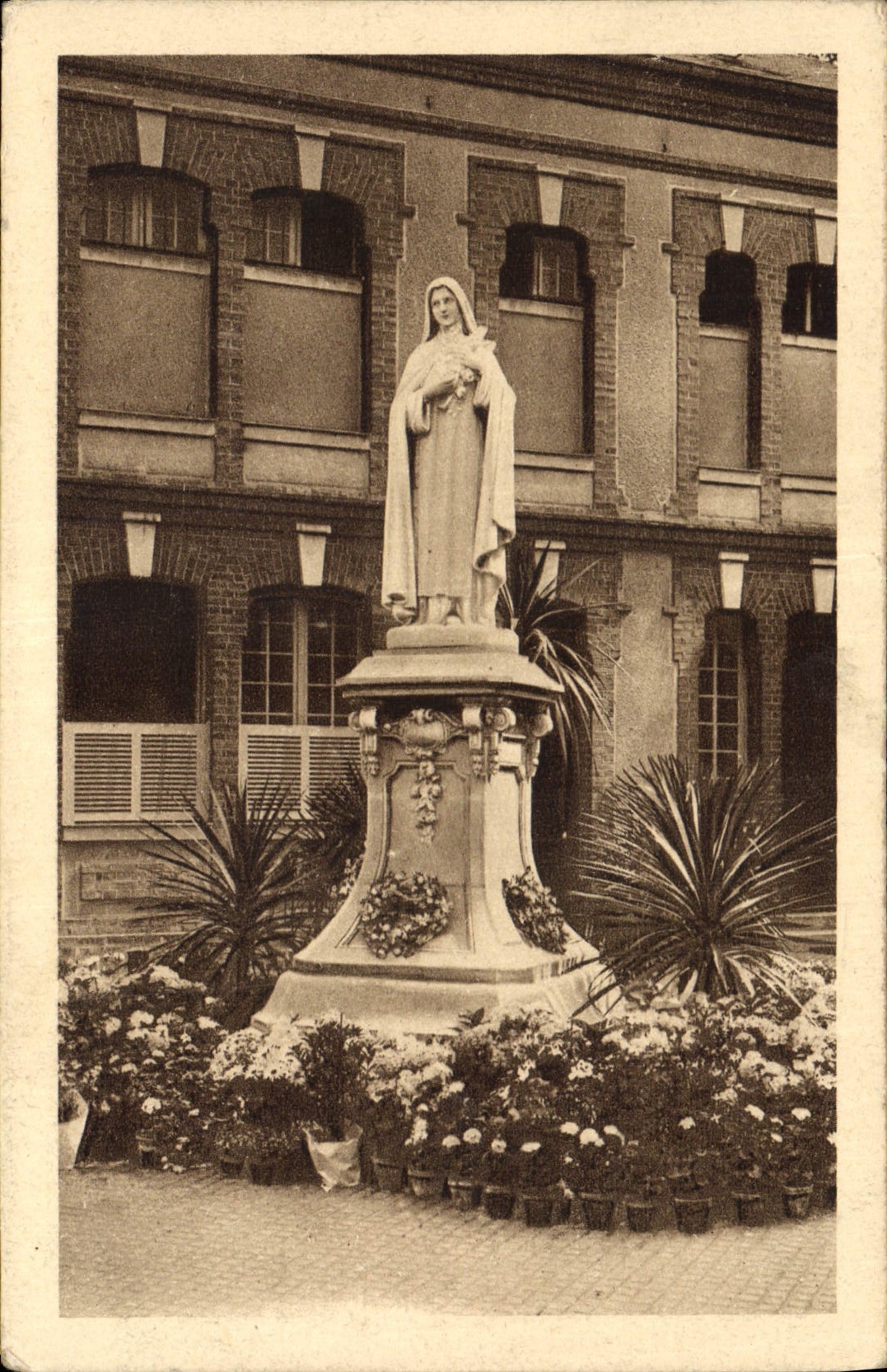 CPA La statue de Ste Therese de l'Enfant Jesus pres de la Chapelle du Carmel de Lisieux 