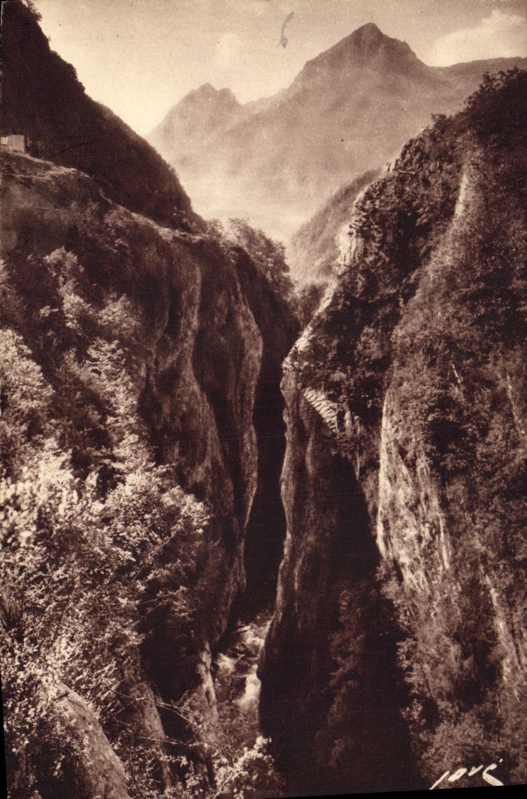 CPA Les Pyrenees H P Route de Gavarnie pres du Pont Napoleon 