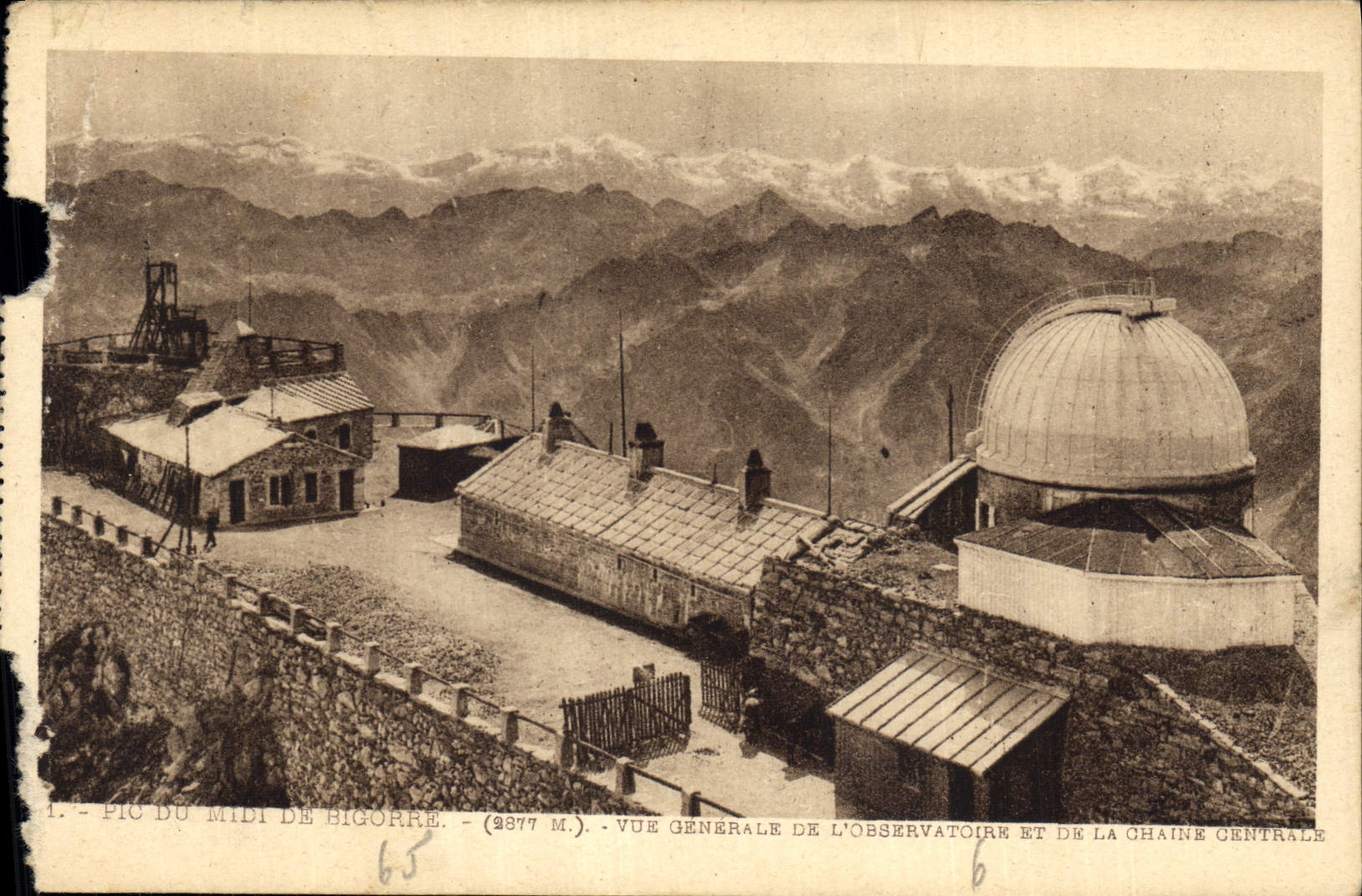 CPA Pic du Midi de Bigorre Vue Generale de l'Observatoire et de la Chaine Centrale