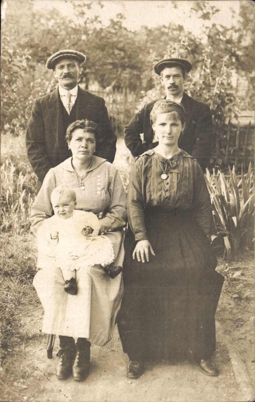 CARTE PHOTO Personnages