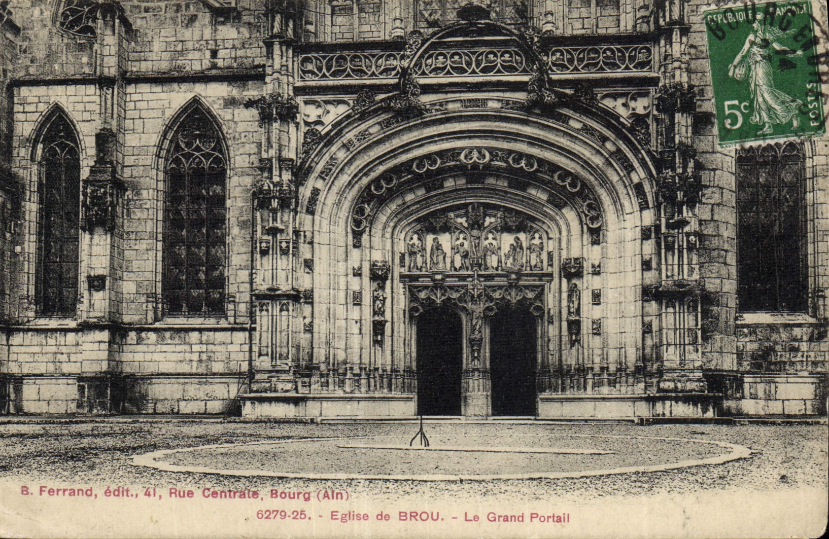 CPA Bourg Rue Centrale Eglise de Broi Le Grand Portail