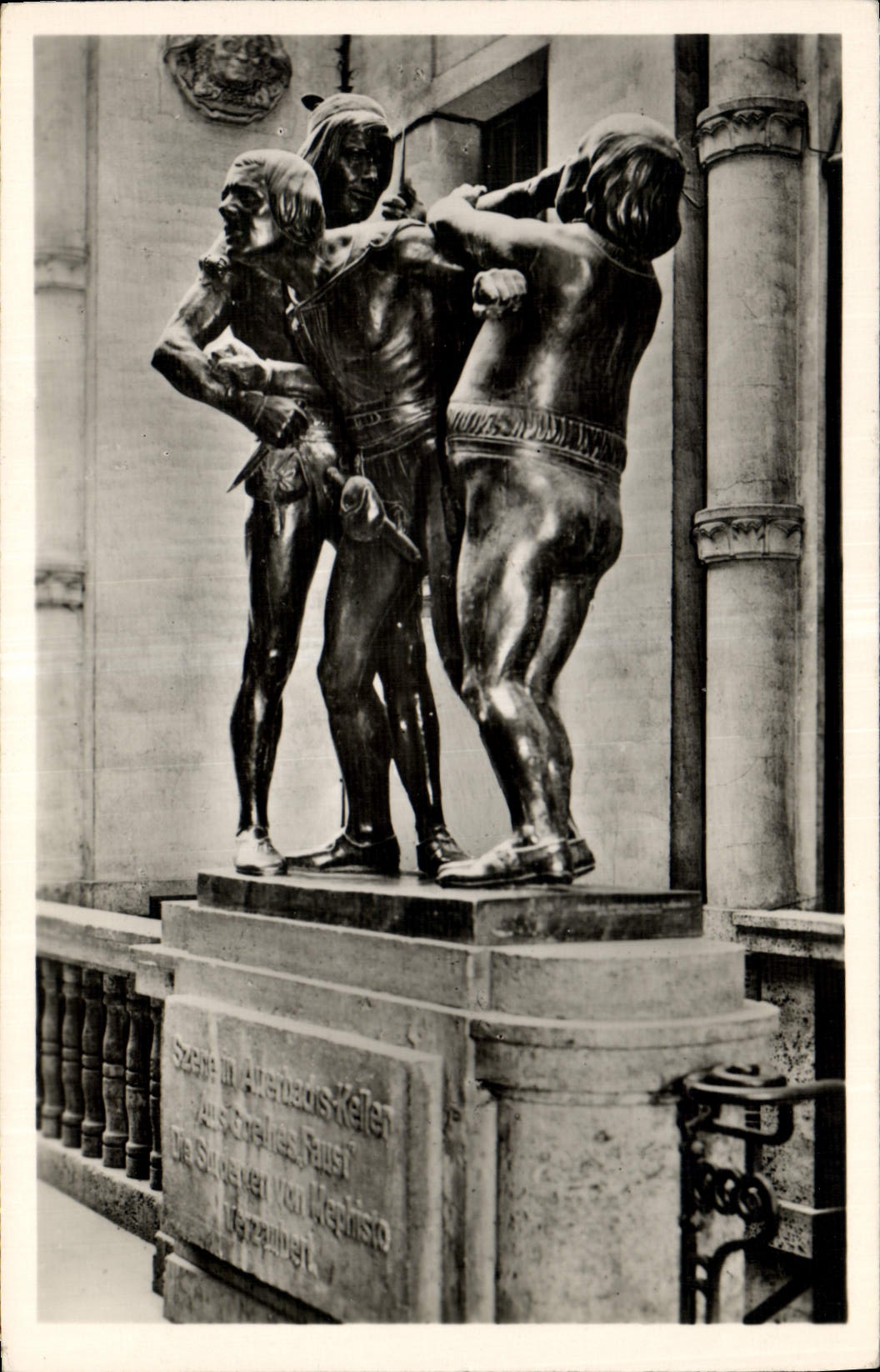CPA Messestadt Leipzig Eingang Auerbachts Keller mit Bronze Figuren aus Goerhes Faust