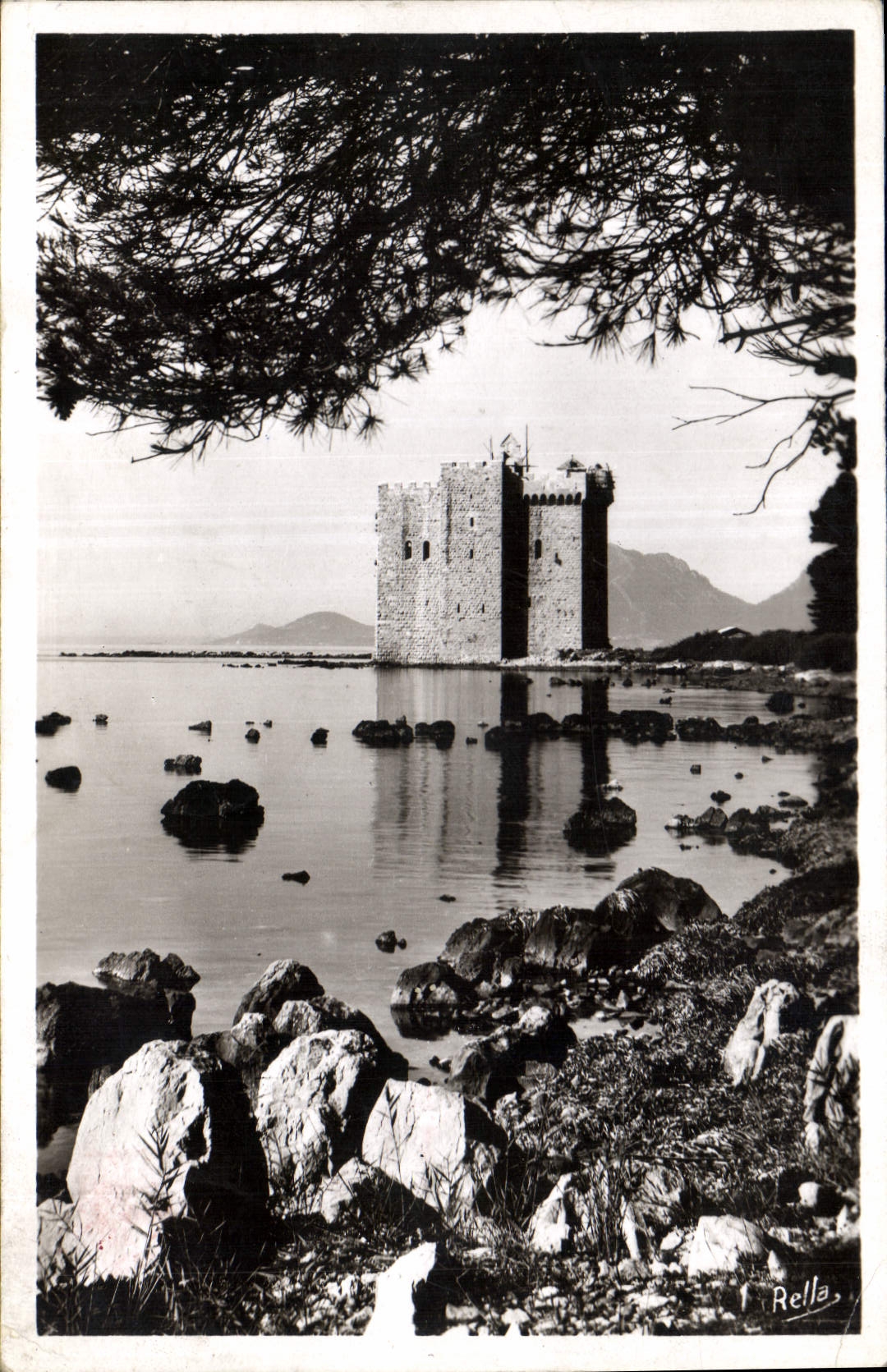 CPA Ile Saint Honorat Le Chateau l'ancien monastere