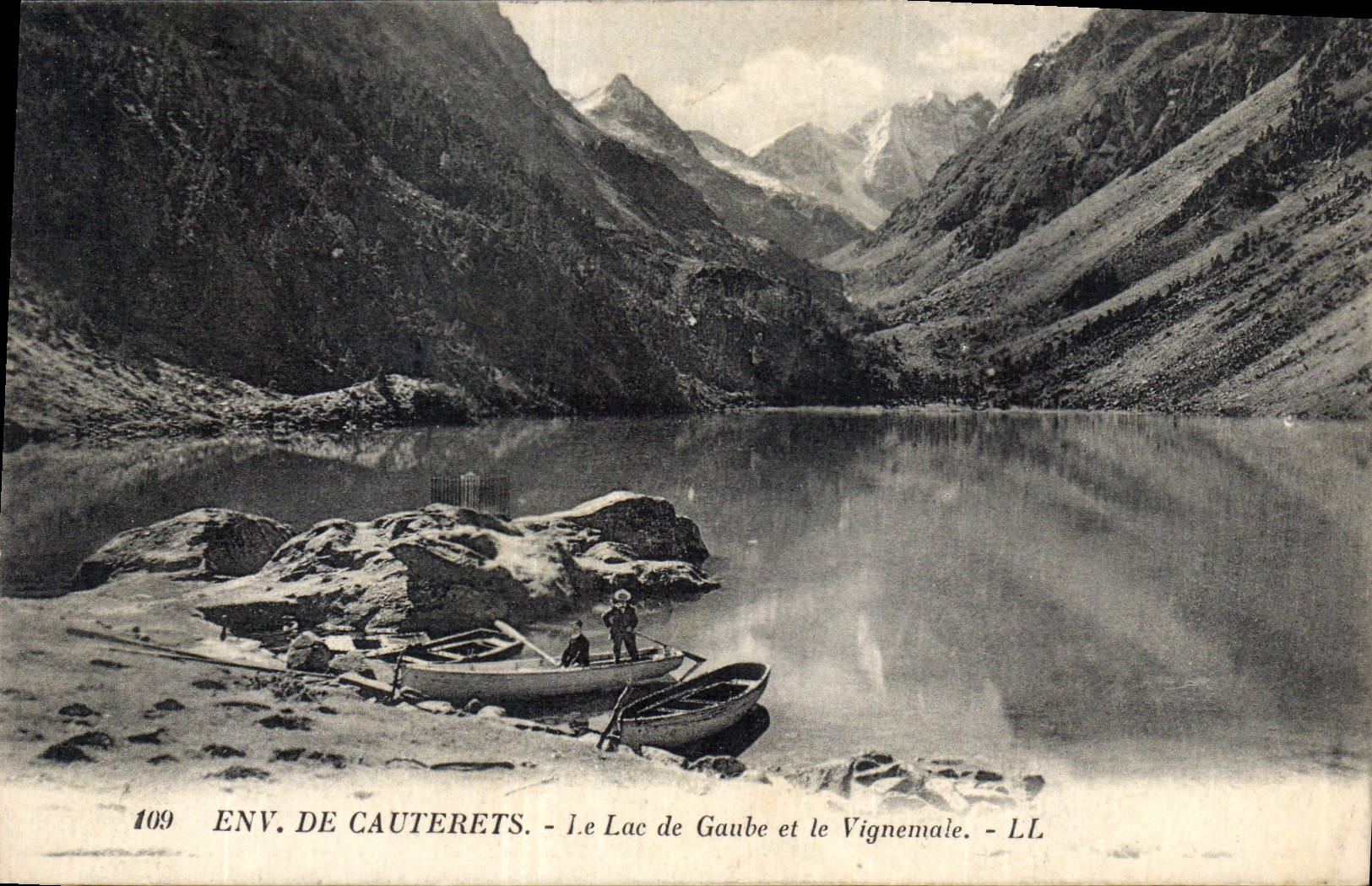 CPA Env de Cauterets Le Lac de Gaube et le Vignemale