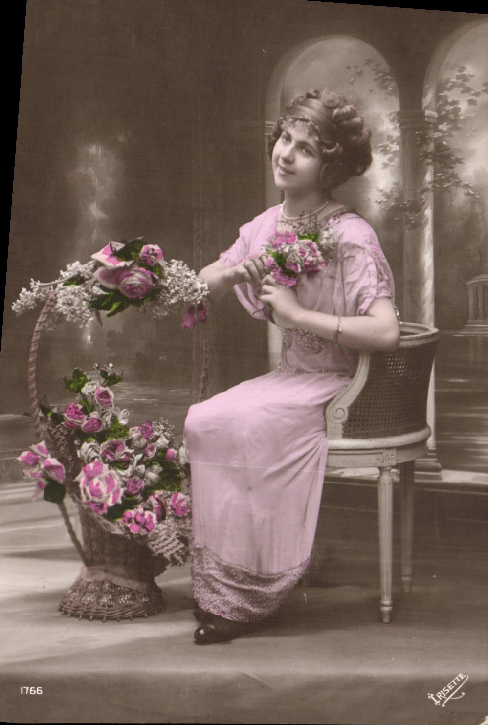CPA Femme Fleurs
