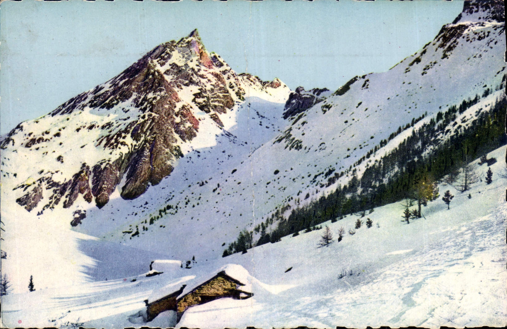 CPA Les Alpes Pittoresques Cette aiguille imposante semble proteger les chalets blottis sous la neig