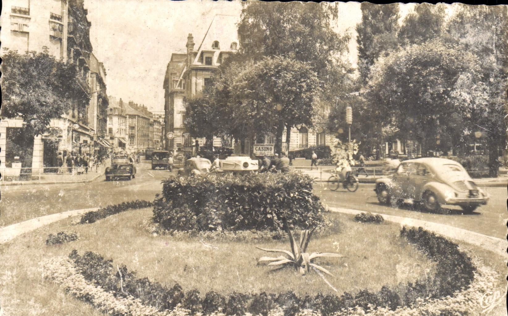 CPA Besancon Le Rond Point fleuri 