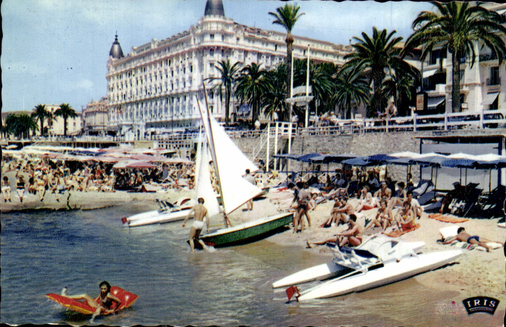 CPA Cannes AM La Croisette les jeux de la plage Pedalo