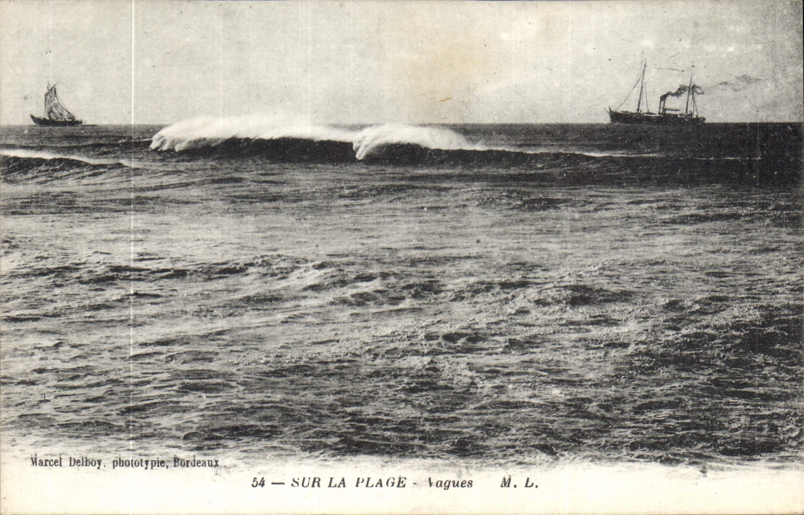 CPA Sur La Plage Vagues Bateau