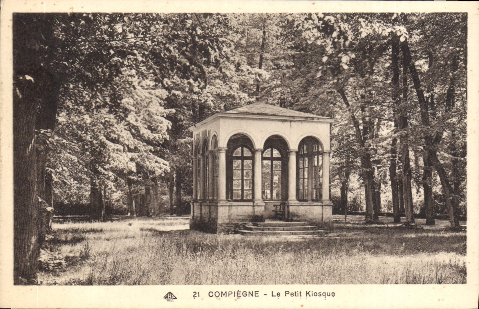 CPA Compiegne Le Petit Kiosque 