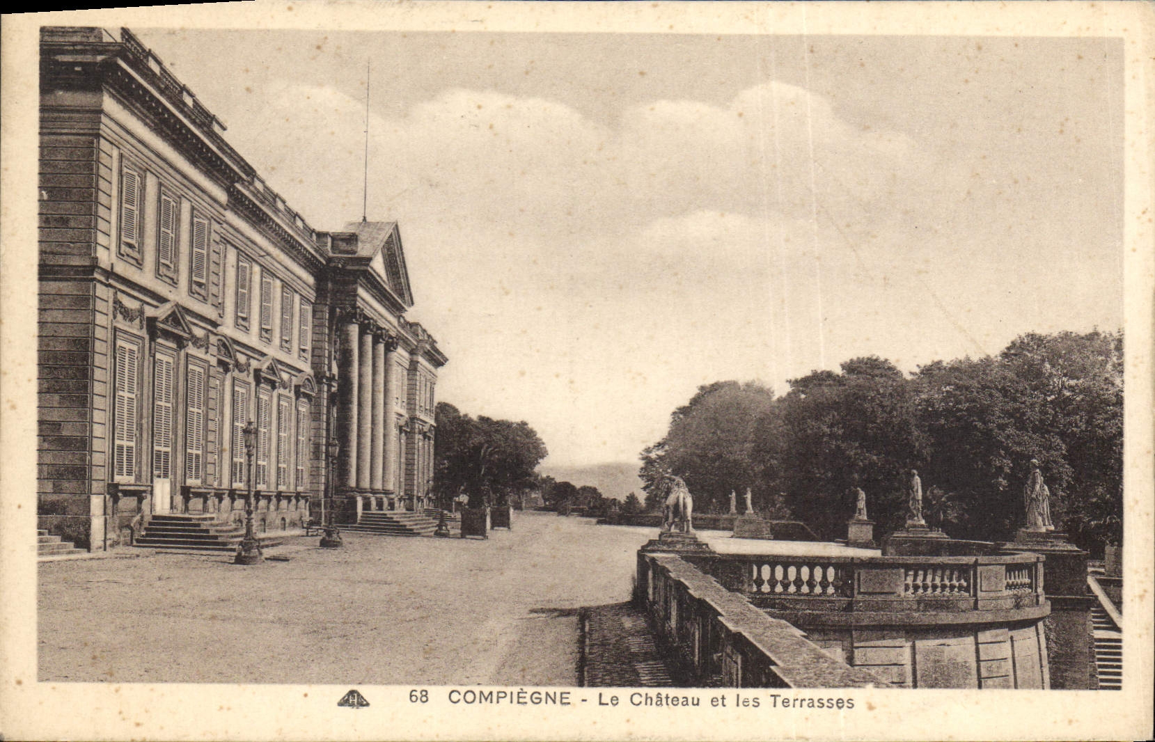 CPA Compiegne Le Chateau et les Terrasses