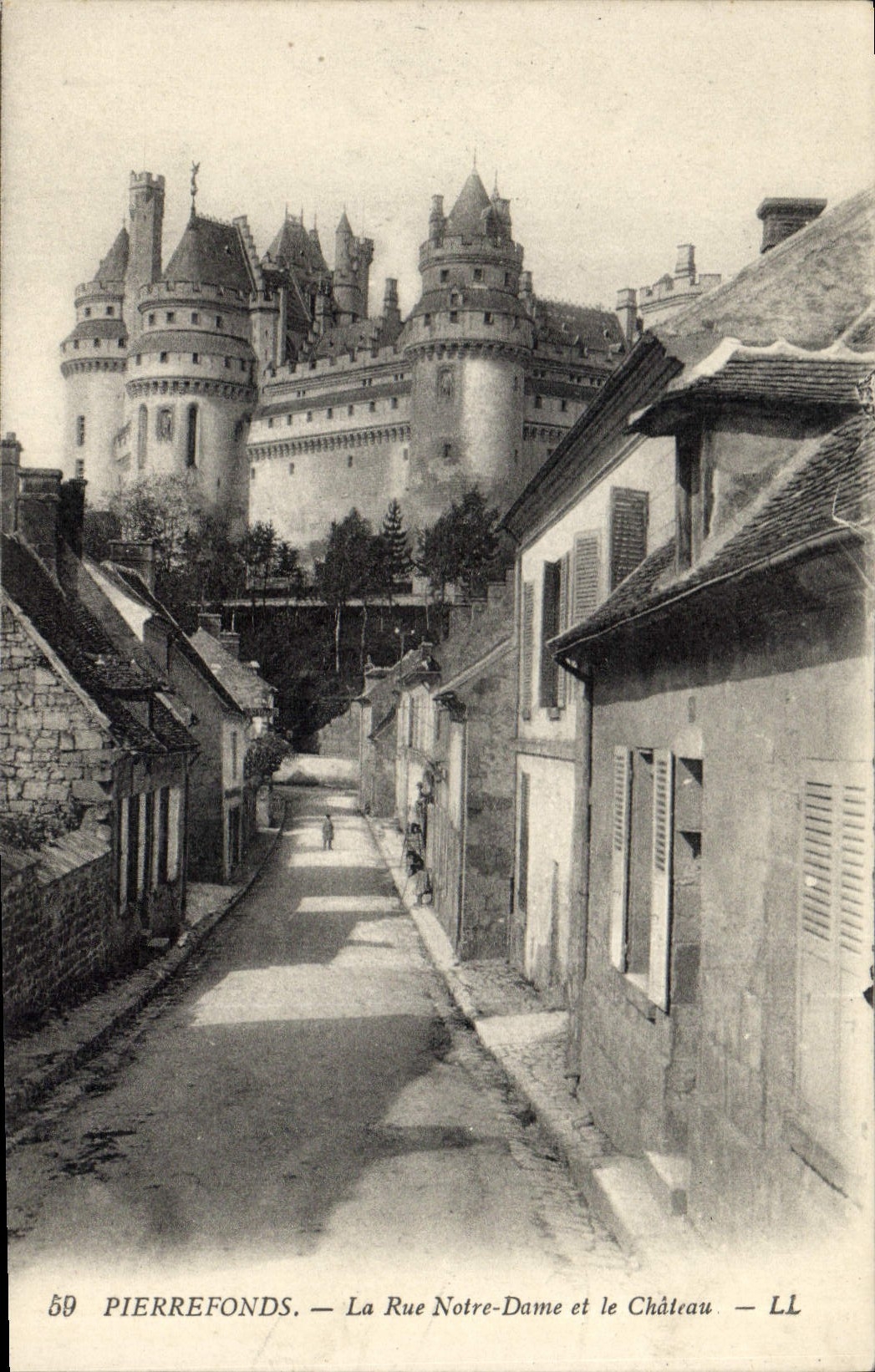 CPA Pierrefonds La Rue Notre Dame et le Chateau 