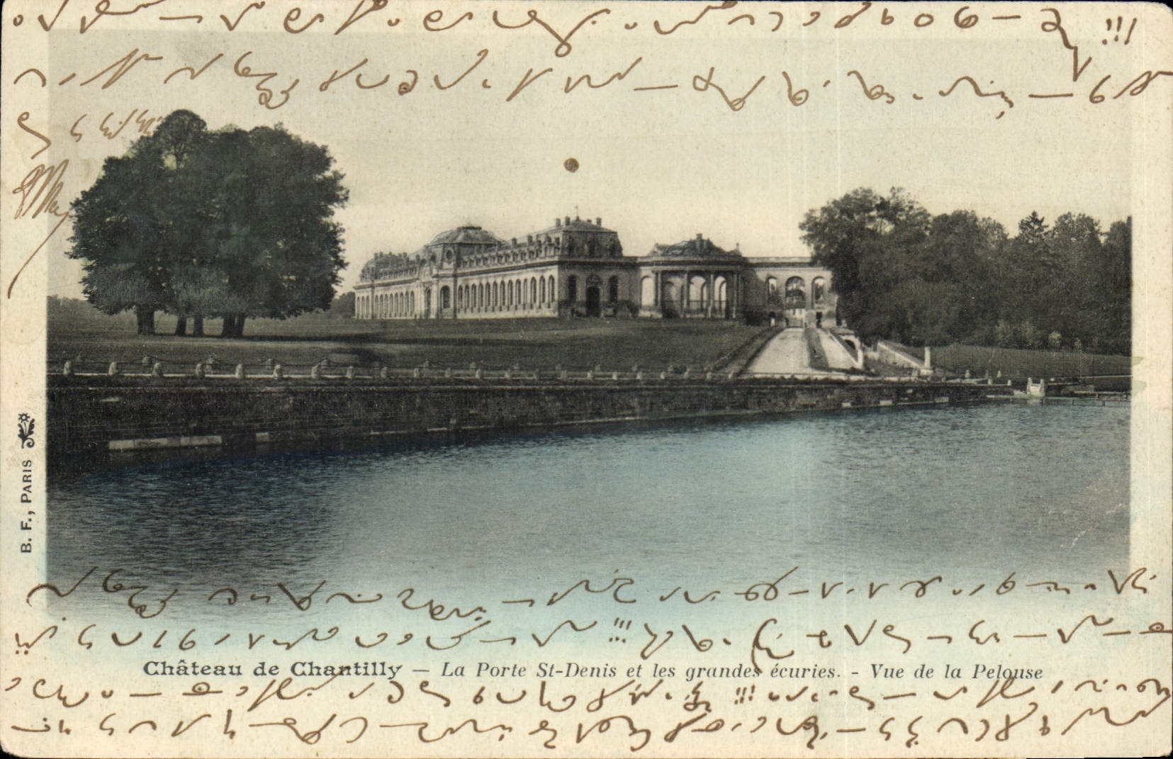 CPA Chateau de Chantilly La Porte St Denis et les grandes ecuries Vue de la Pelouse