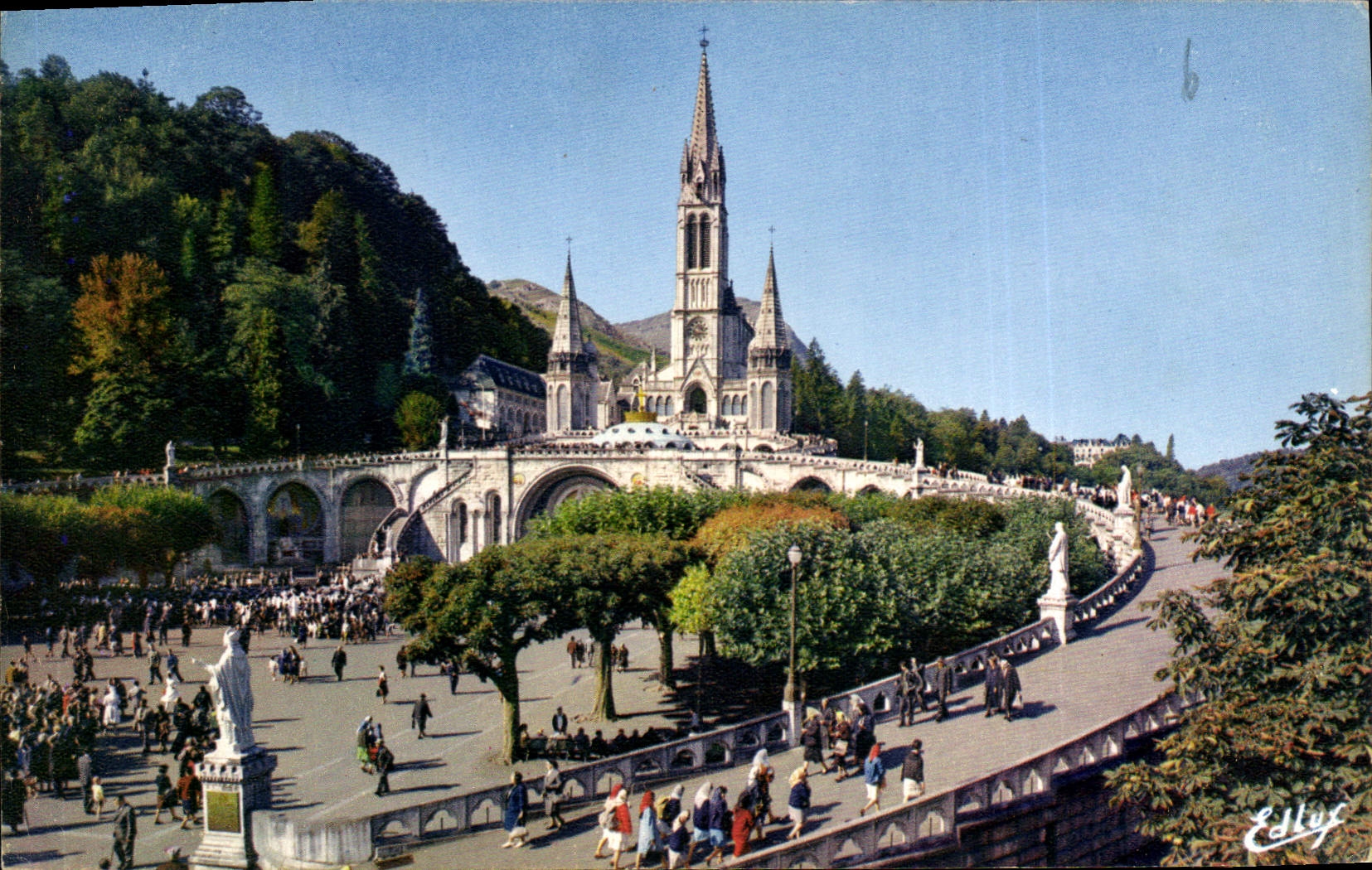 CPA Lourdes La Basilique et l'Esplanade 