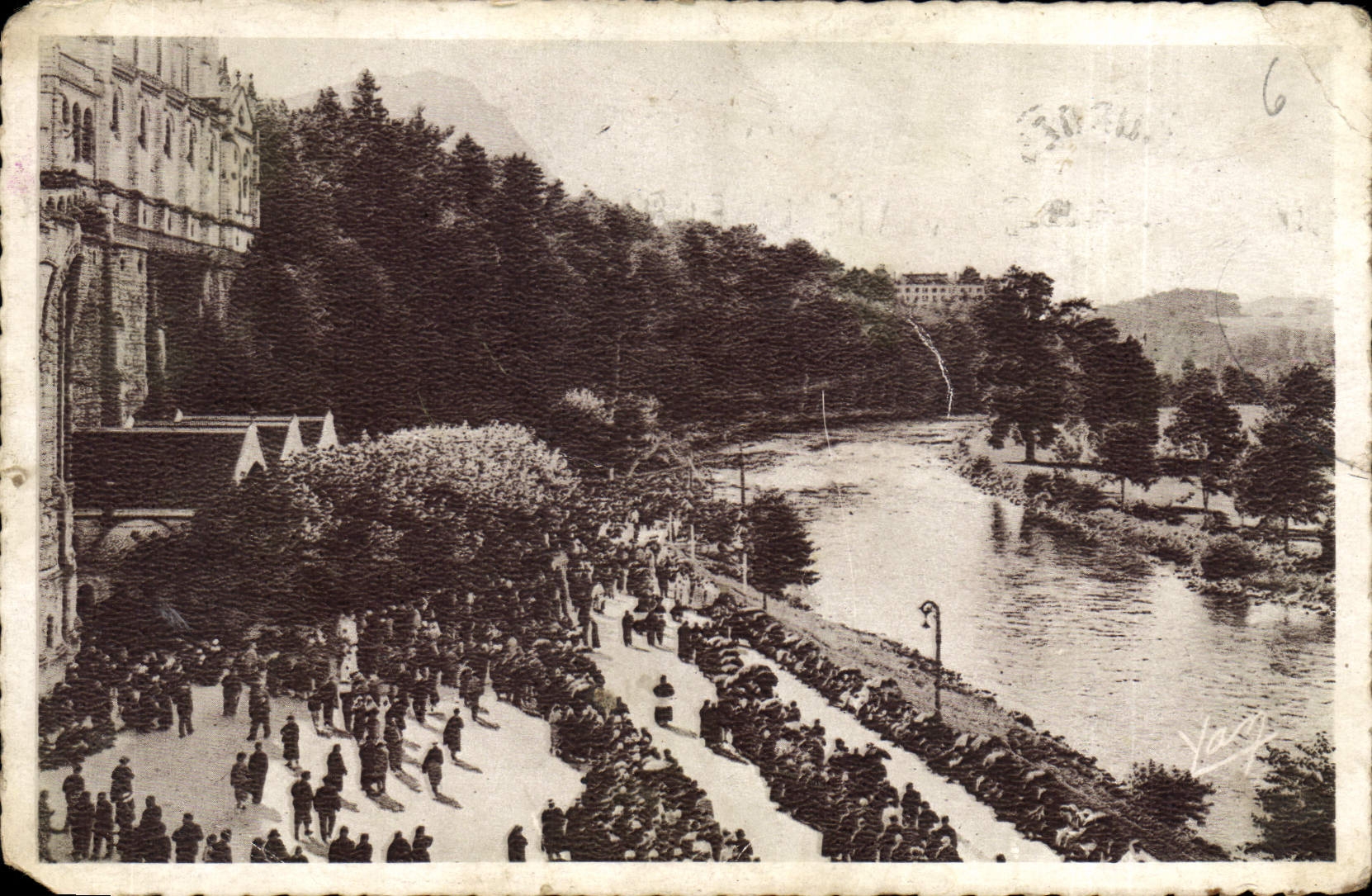 CPA Lourdes La Pasilique et la Gave 