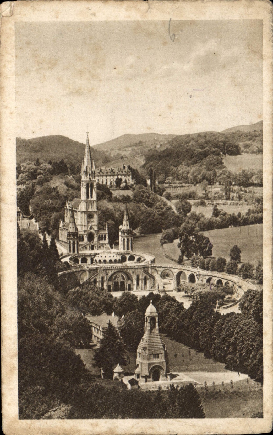 CPA Lourdes La Basilique et le Monument interallie 