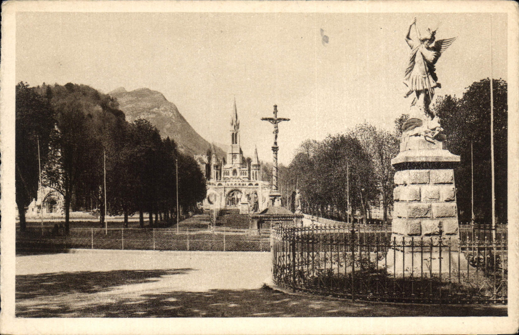 CPA Lourdes St Michel la Croix des Bretons et la Basilique 