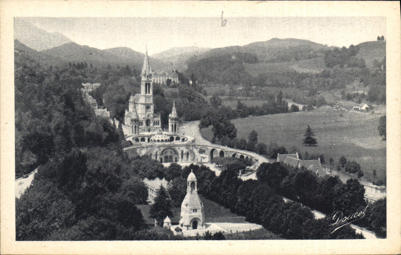 CPA Lourdes La Basilique et le Monument Interalie vus du Chateau fort 