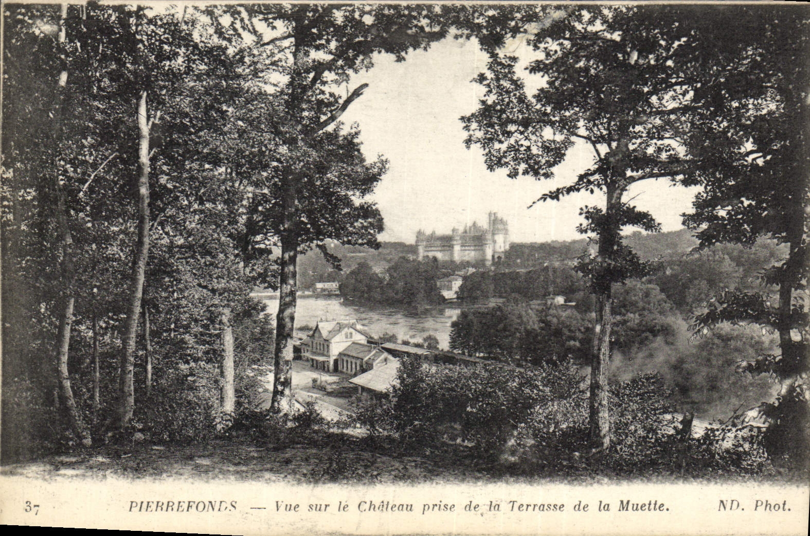 CPA Pierrefonds Vue sur le Chateau prise de la Terrasse de la Muette 